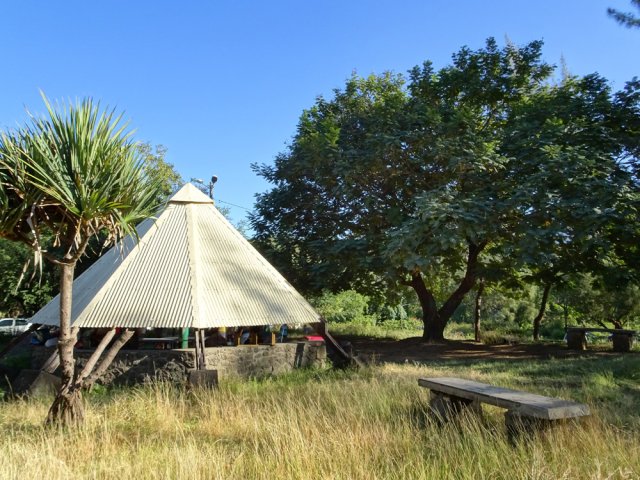 Les abords de ce kiosque sont ombragés