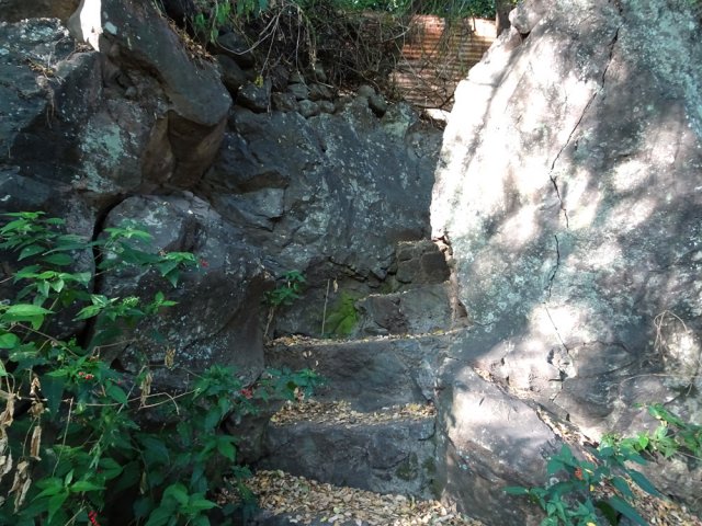Les premières marches entre les rochers