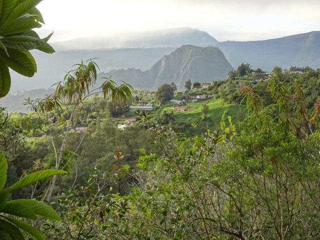 Le Piton d'Anchain sera le premier éclairé par les rayons