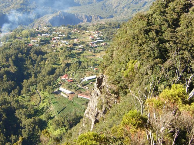 On domine Grand Ilet qu'on peut voir dans son ensemble