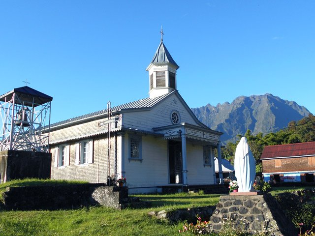 La petite église Saint-Martin de Grand Ilet, maintes fois détruite et reconstruite