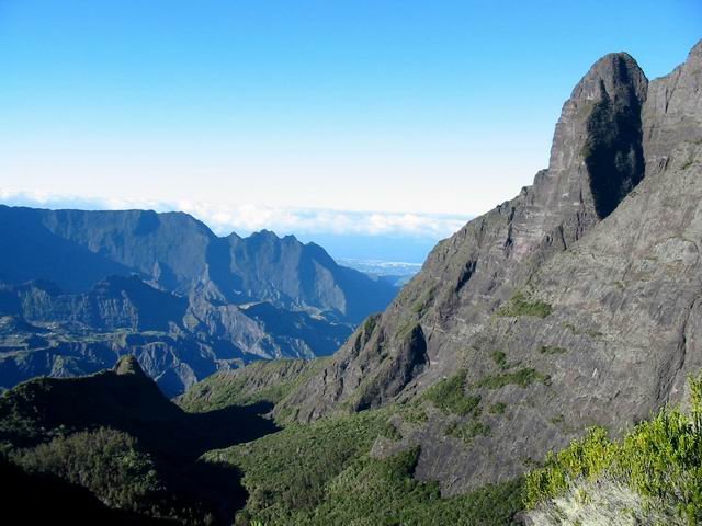 Le Cirque de Cilaos, le Dimitile vus du Taïbit. A Droite le Grand Bénare.