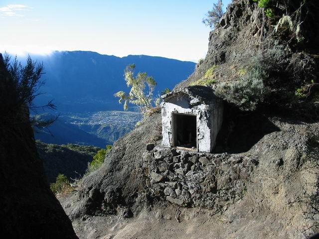 Oratoire du Col du Taïbit. Au fond du cirque : Cilaos