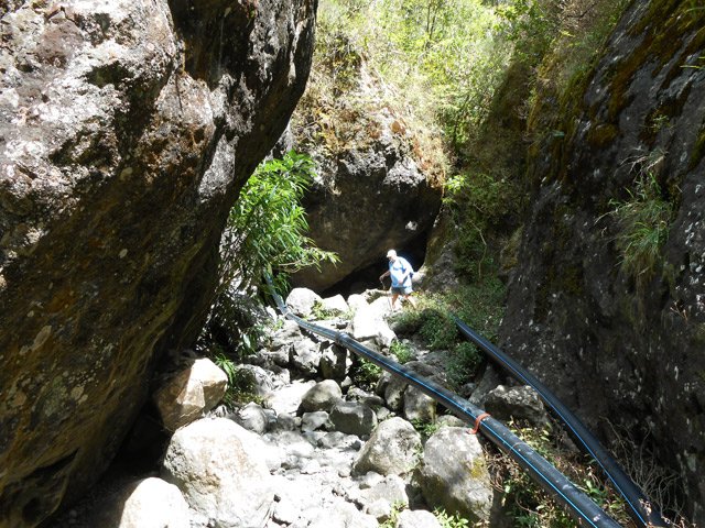 Le passage sous le gros rocher et une idée du sentier des Calumets