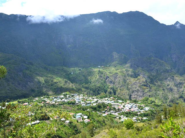Palmiste Rouge, l'Îlet à Calebasse et le Dimitile durant la montée du Piton Morel