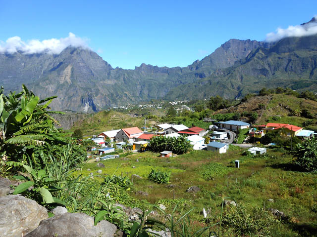 Le paisible îlet de Gueule Rouge et Cilaos à l'arrière
