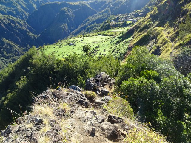 On quitte le promontoire pour poursuivre vers les champs de lentilles