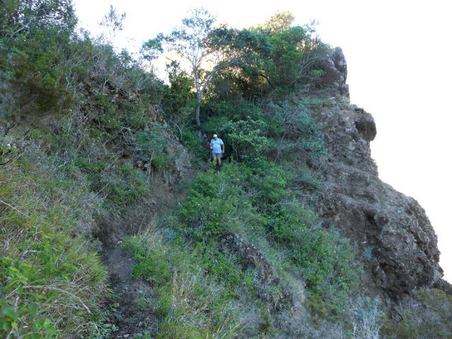 L'étroit sentier se poursuit en corniche