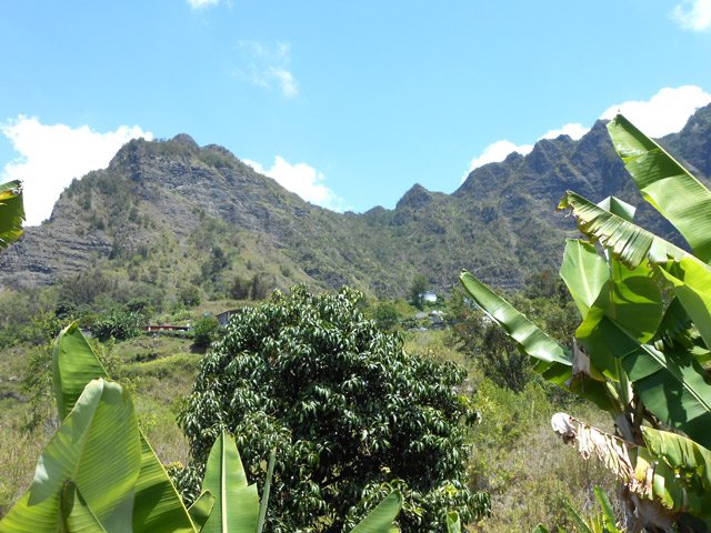 Arrivée au village de Palmiste Rouge dominé par le Piton Morel