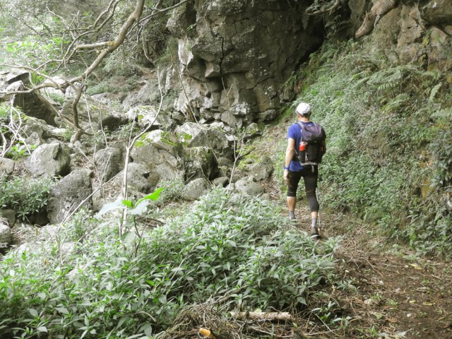 On longe des barres rocheuses à deux pas de la ravine