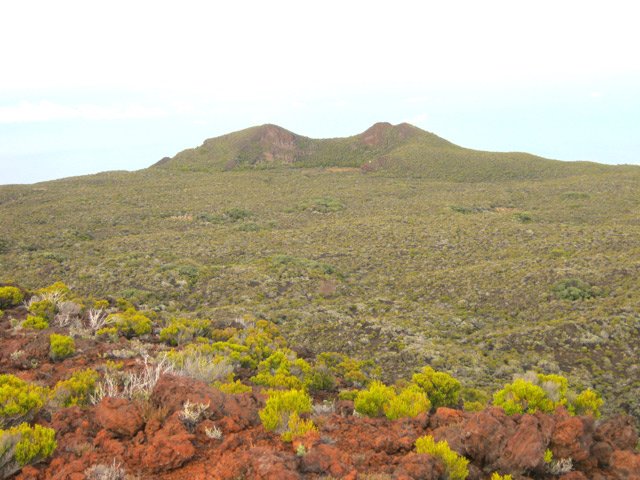 Du sommet du Piton Hubert, on voit très bien le Piton Rond de Langevin