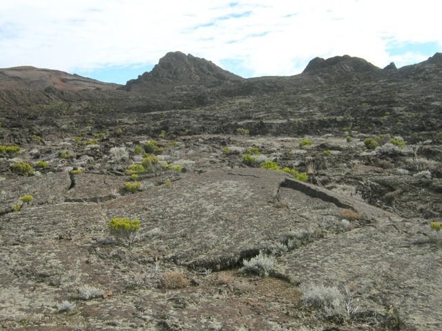 Il faut zigzaguer entre les failles et plaques pour regagner le cratère Aubert de la Rue