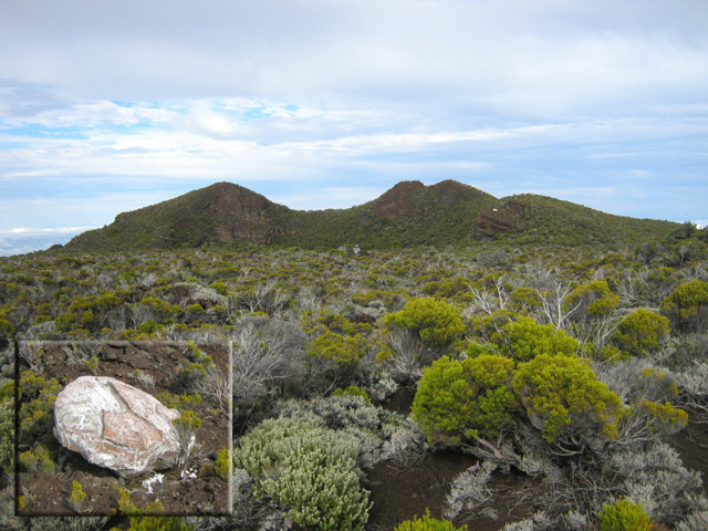 L'arrivée au Piton du Rond de Langevin, reconnaissable à son rocher blanc