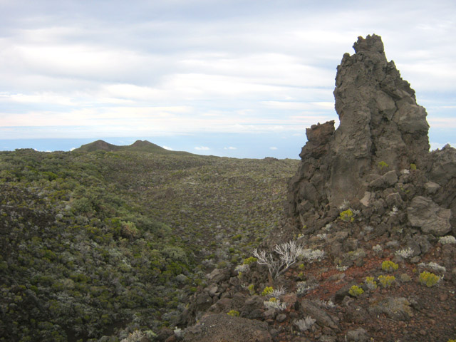 Le passage du Piton Cambar et ses nombreux petits cratères