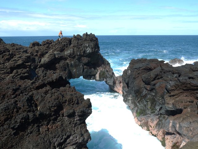 L'énorme et superbe arche naturelle constamment battue par les vagues