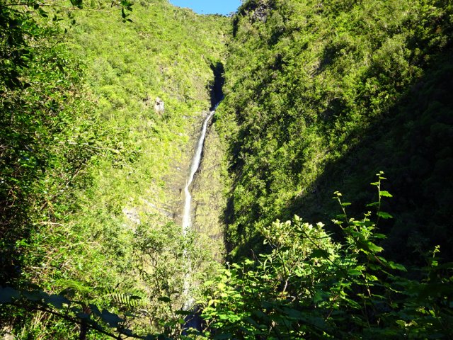 La cascade vue depuis le début du nouveau sentier