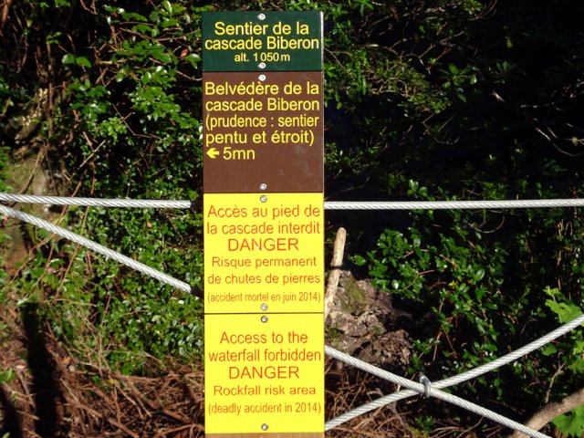 L'ancien sentier, obstrué et clos, décourage de partir vers le bassin