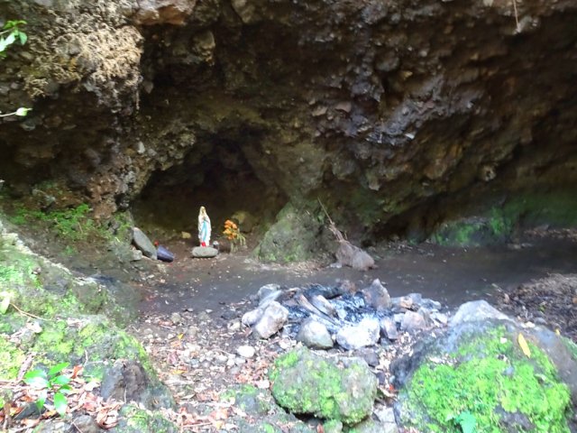 La grotte abritant une Vierge sous la passerelle