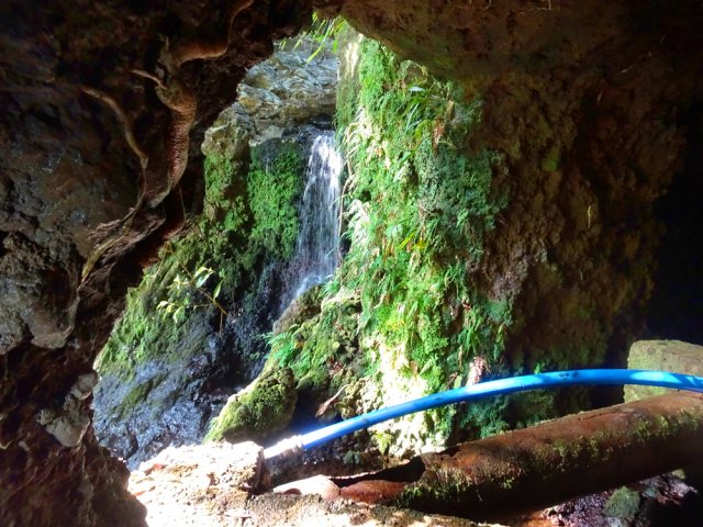 La trouée permet une autre vue de la cascade