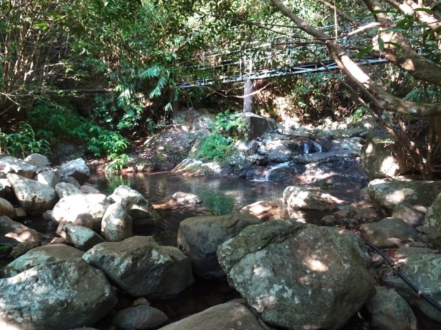 La passerelle qui enjambe la Ravine du Bernica est à éviter