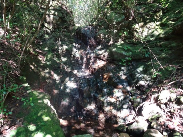 Petite cascade presque à sec coulant sur le sentier