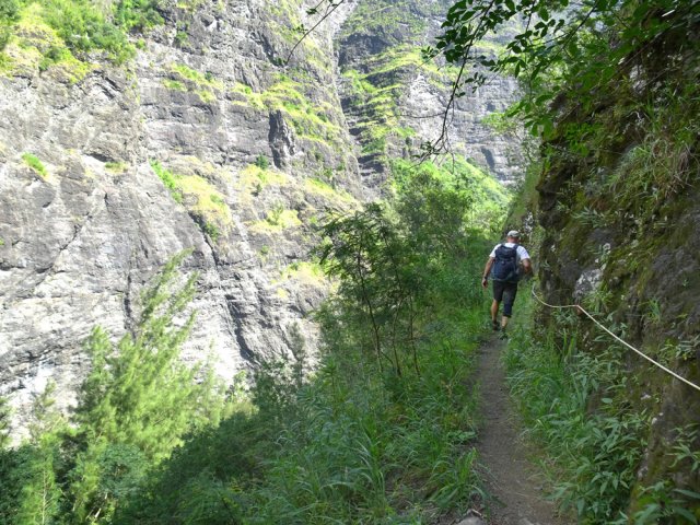 Vide important mais des câbles fixés à la paroi rassurent