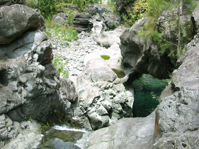 Elle domine un profond bassin et une belle petite chute s'il y a de l'eau