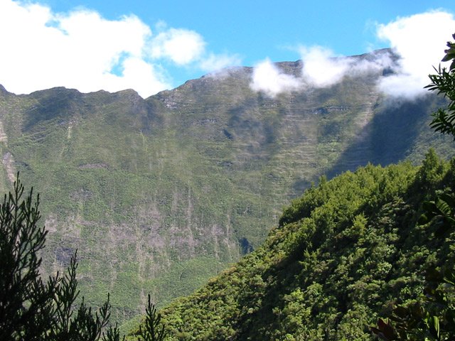 Le rempart vers Grand Coude et vers les Sources du Moulin