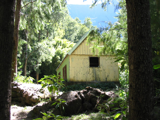 L'abri rencontré à droite après le gué dans la montée à Grand Pays