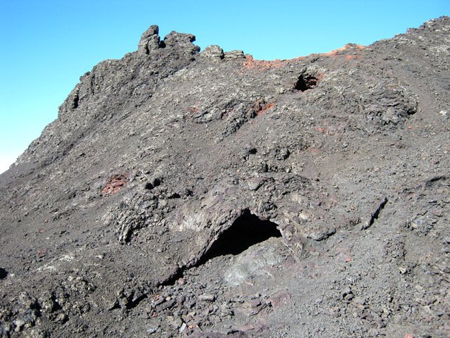 Une bouche de tunnel de lave dans un endroit friable