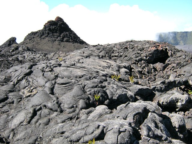 Éruptions récentes au milieu des coulées anciennes