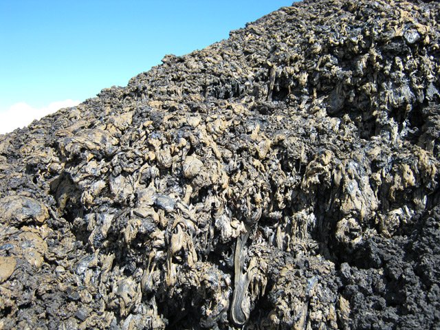 Projections très fluides ayant solidifié près d'une faille