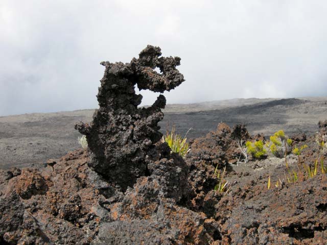 Seule la lave peut créer de si belles sculptures (le Guetteur des Laves).