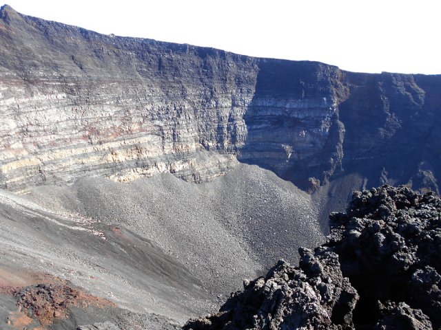 Les centaines de petits éboulis montrent la fragilité du lieu
