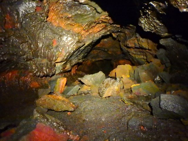 Le tunnel est beau mais les roches au sol montrent la fragilité de l'ensemble