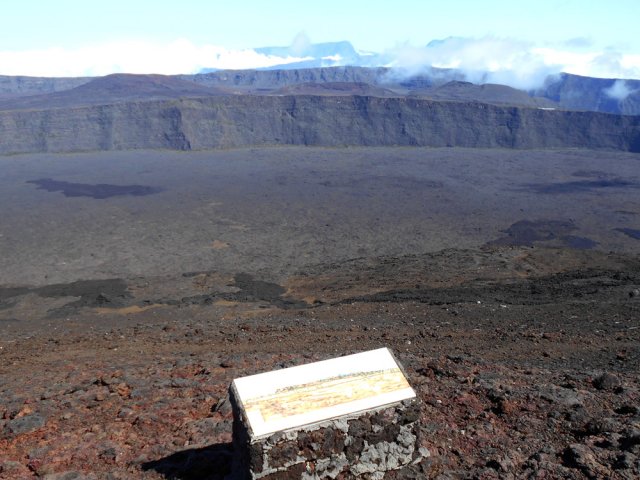 Une table d'orientation en très bon état aide à situer les pitons alentour