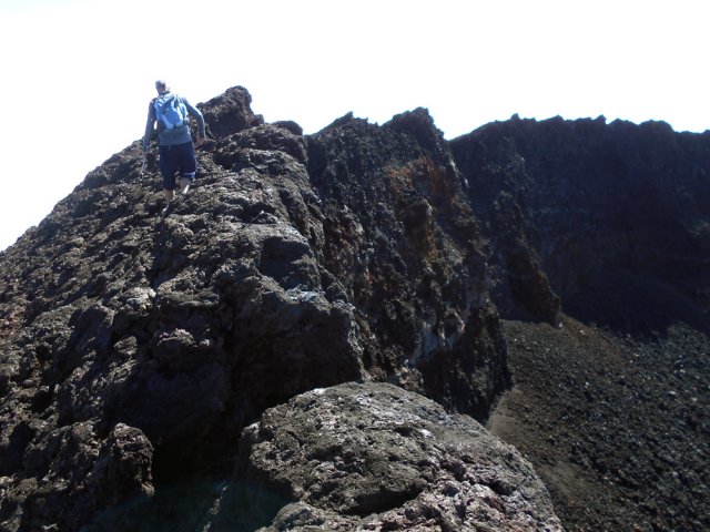 Eviter de marcher trop au bord en raison des éboulis possibles