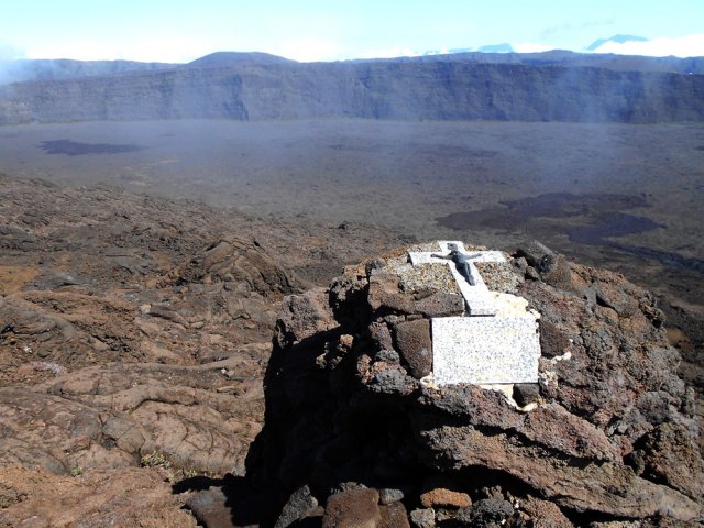Stèle du Gendarme Hudson, mort en 93 d'une crise cardiaque lors de la montée au Bory