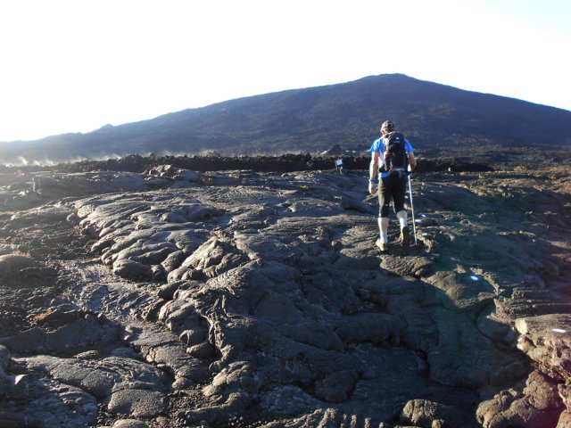 On approche vite des laves encore fumantes de la coulée de juillet 2018
