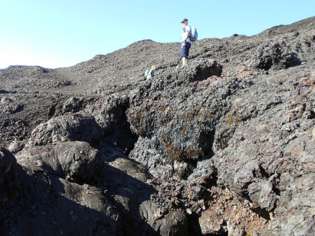 Le sentier frôle certains puits profonds