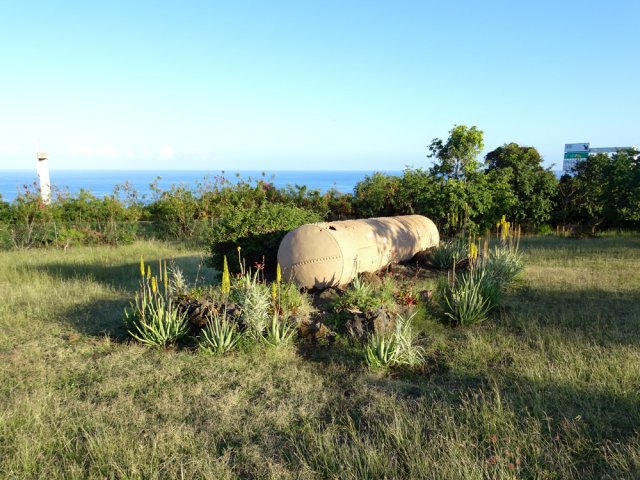 Cuve, vestige de l'usine sucrière au milieu des aloé véra