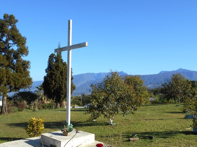 La crois, à deux pas de la chapelle au début du village