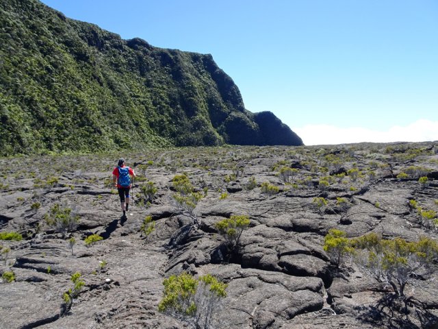Le sentier se rapproche du Piton de Partage
