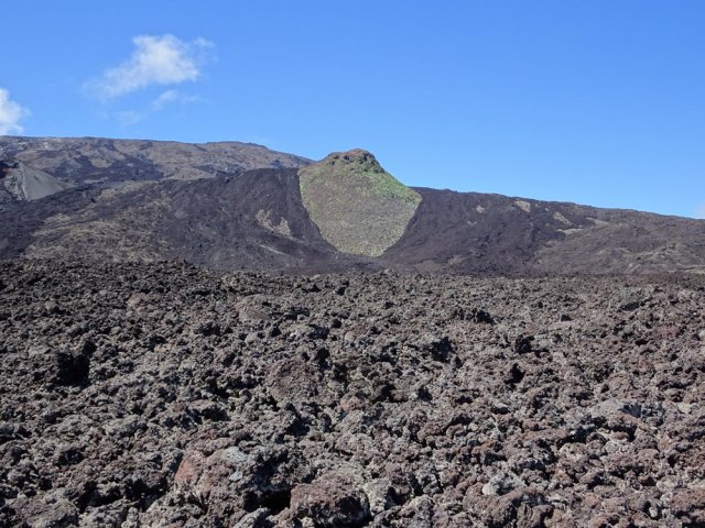 La lave a épargné le sommet du Puy mi-Côte
