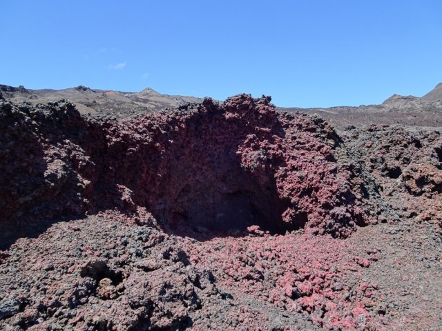 Quelques petits cratères bordent le sentier