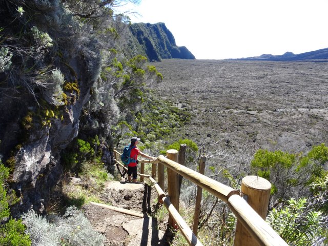 Toute la descente est désormais bordée de rambardes en pin
