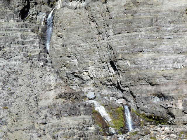 La Ravine du Taïbit se terminant en cascades dans la Rivière des Galets