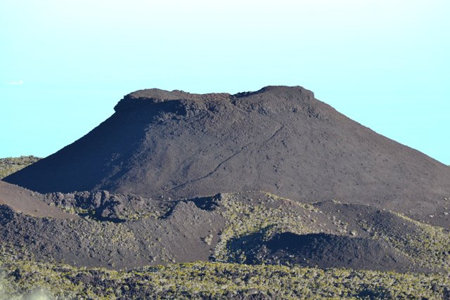 Le plus haut des puys Ramond et le petit sentier qui atteint le sommet