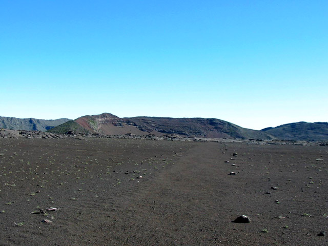 Le sentier de départ, presque plat en face du Demi-Piton