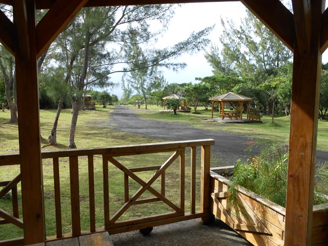 Un des kiosques de l'aire de pique-nique de Piton Sainte-Rose, très fleurie et reposante